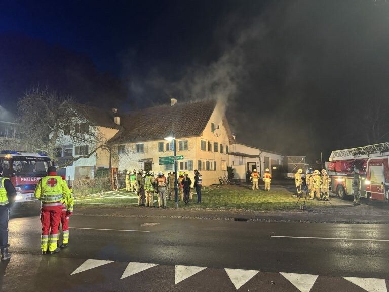 Der Brand führte zu einem Großeinsatz der Feuerwehr.⇒vol.at/strobel