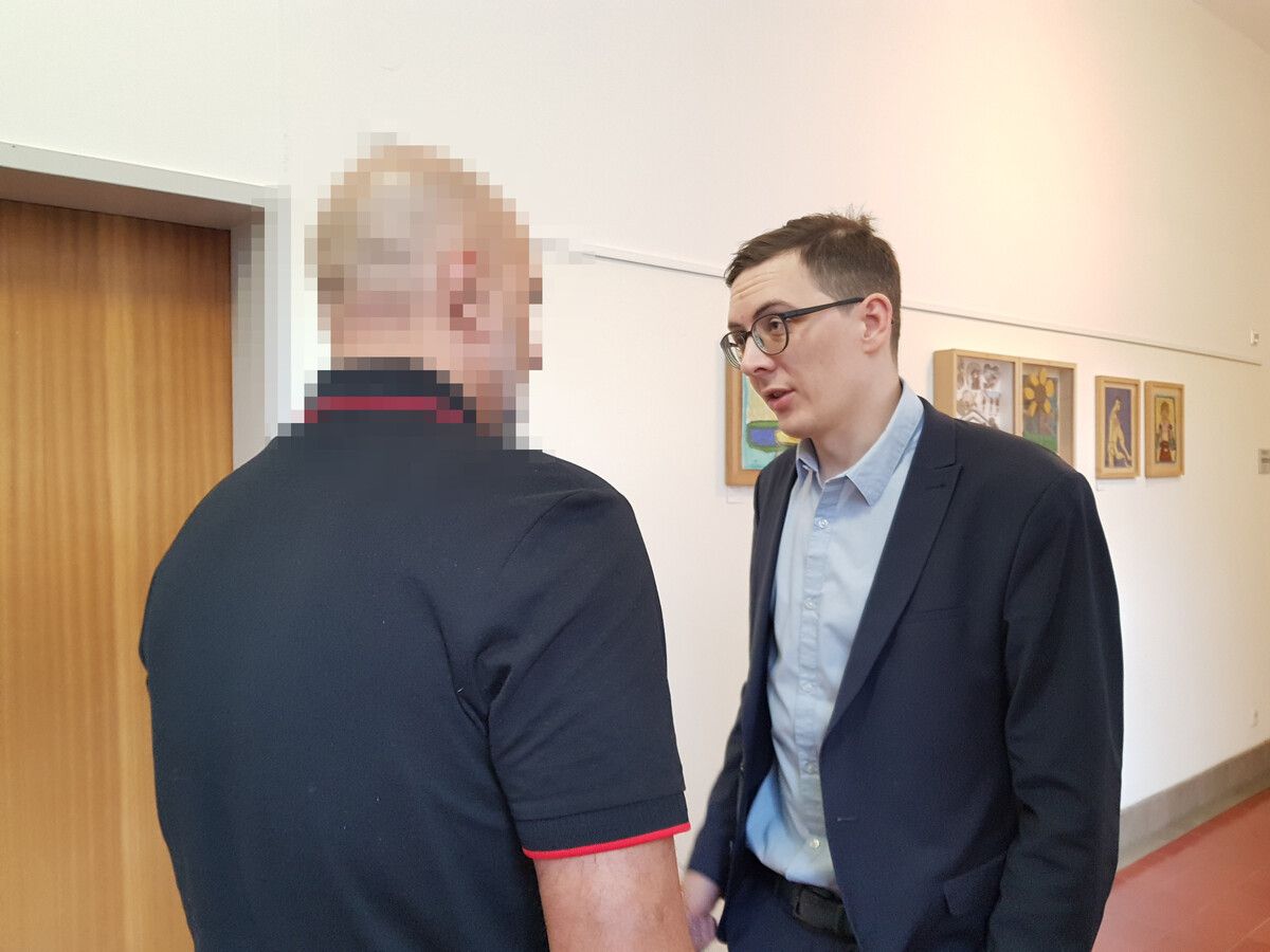 Der britische Angeklagte mit seinem Verteidiger Dominik Espen vor dem Verhandlungssaal. ⇒Eckert