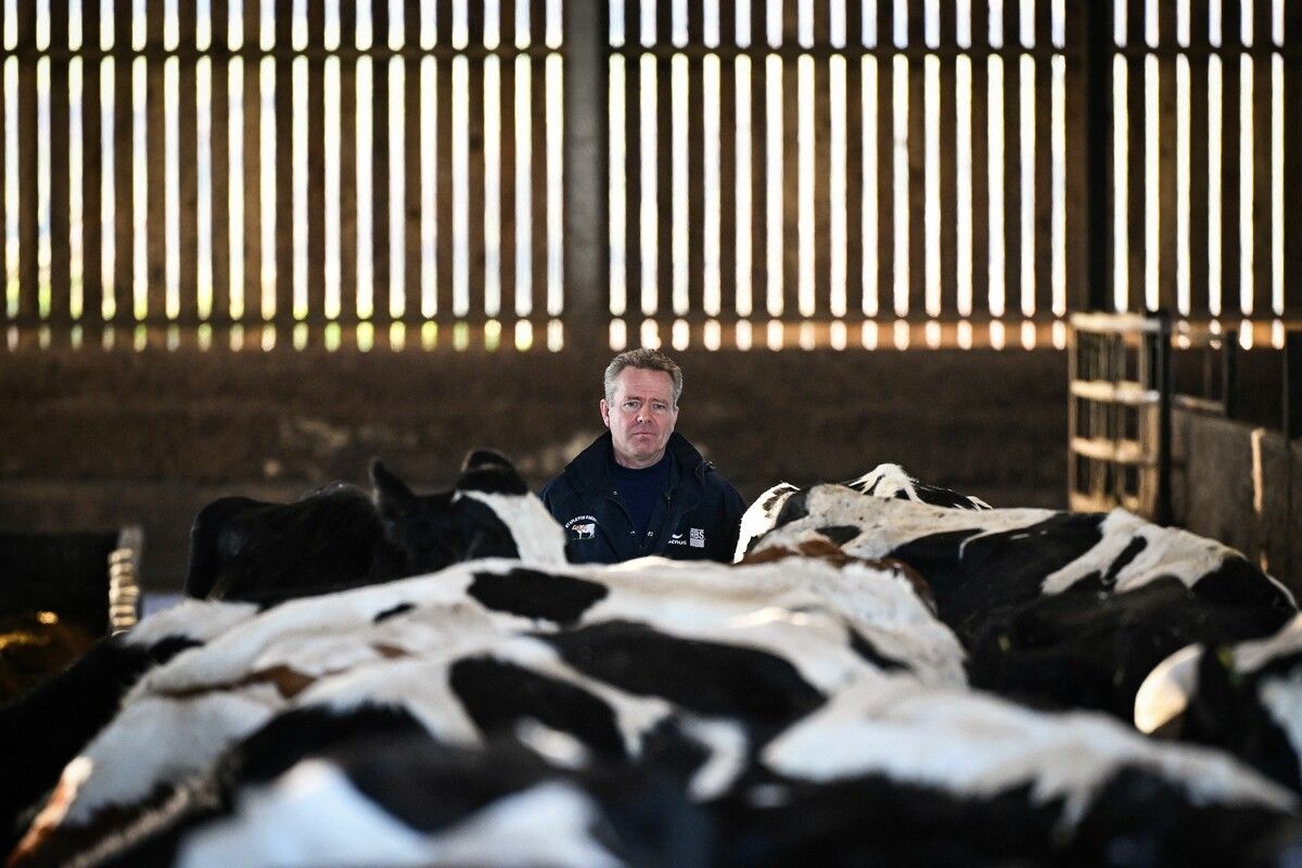 Der britische Milchbauer Adam Stanbury ist einer der Landwirte, die in Großbritannien gegen eine neue Farm-Steuer protestieren. AFP