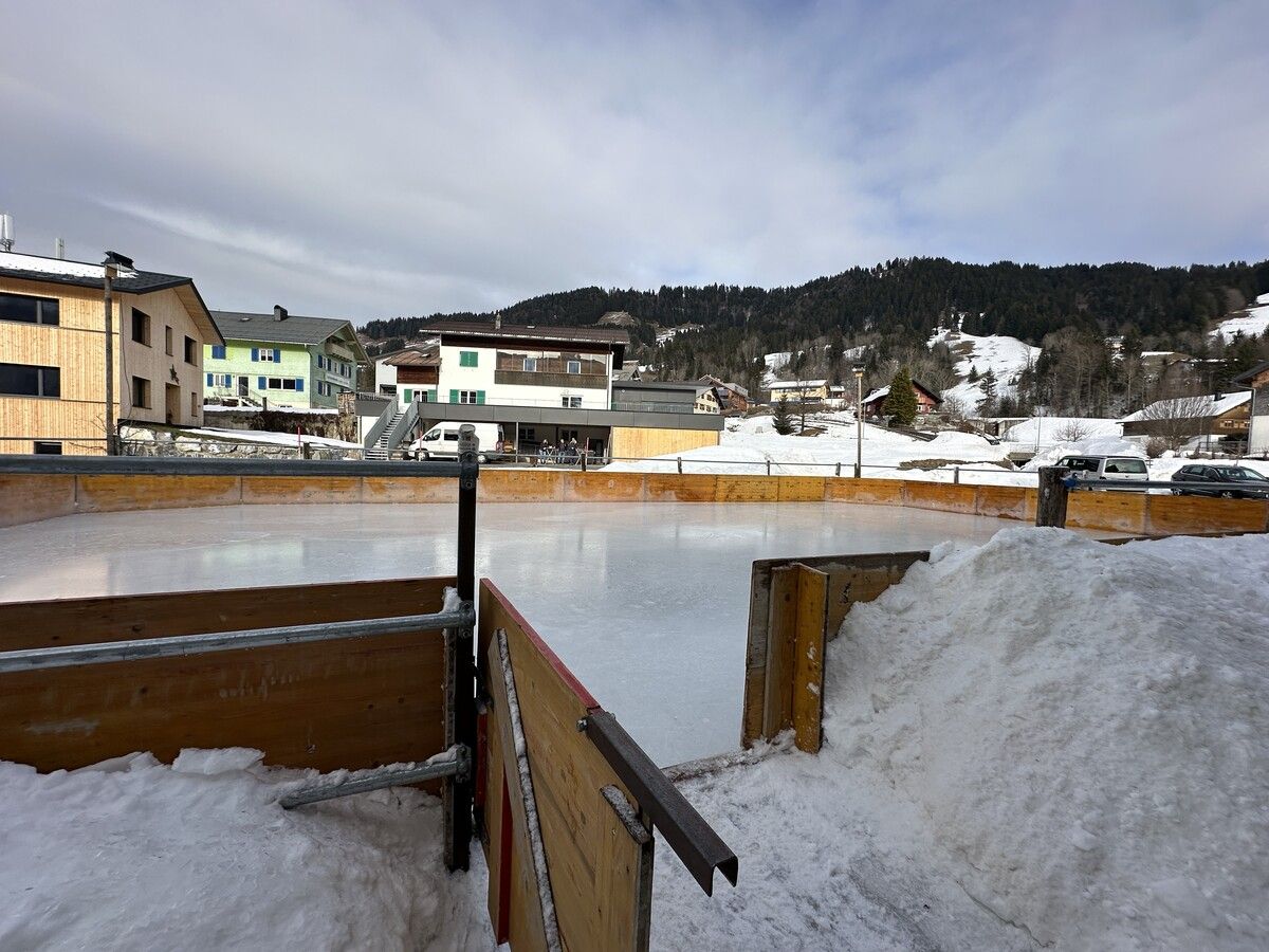 Der Eislaufplatz in Sibratsgfäll kann sich sehen lassen. ⇒VOL-Meusburger