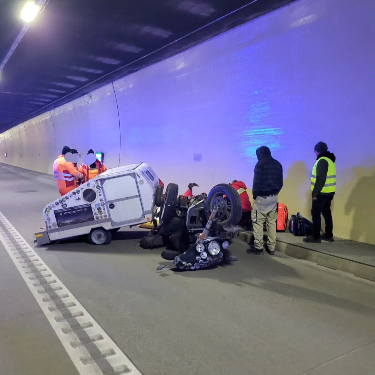 Der Franzose hatte die Kontrolle über sein dreirädriges Motorrad verloren und wurde vom Sitz geschleudert.⇒Feuerwehr St. Anton am Arlberg