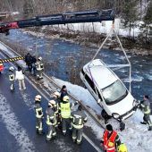 Autofahrerin stürzt ins Bachbett