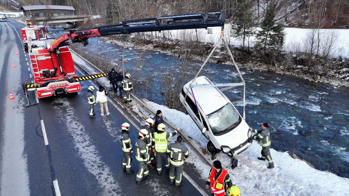 Der Pkw wurde mithilfe eines Krans und der Feuerwehr Egg aus dem Bachbett gehoben. ⇒M. Shourot