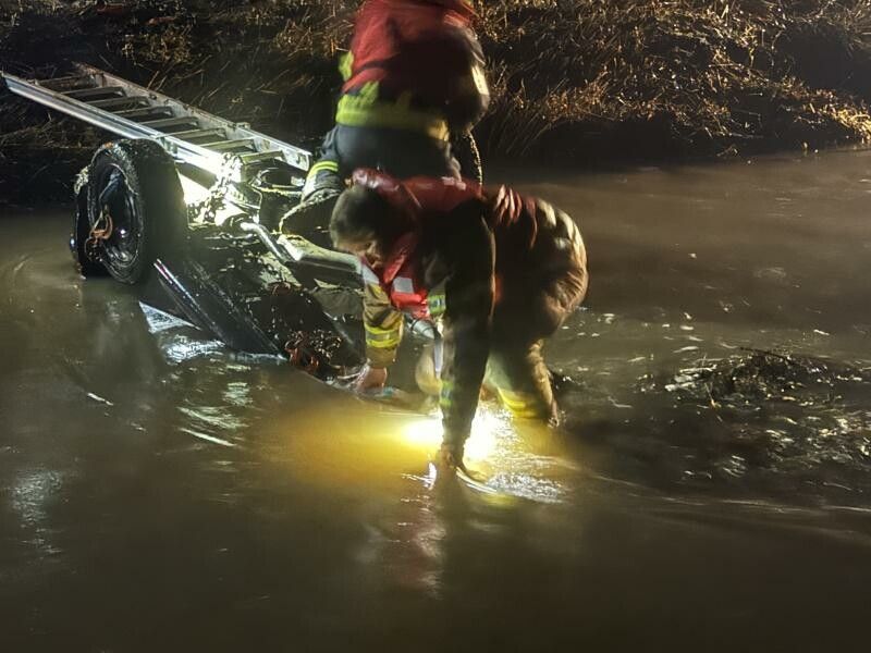 Der Pkw wurde von der Feuerwehr aus dem Kanal geborgen.⇒vlach