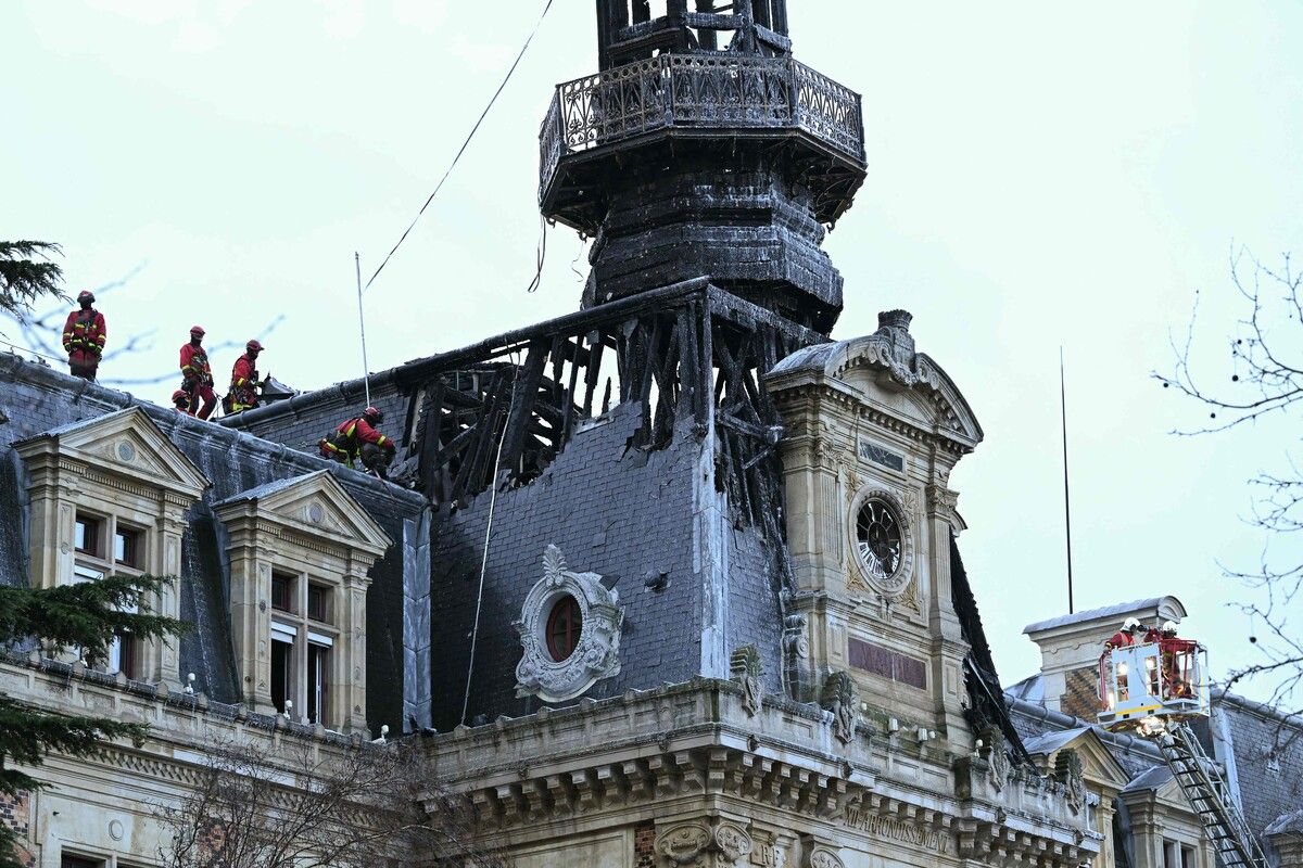 Der schwer beschädigte Glockenturm droht einzustürzen.⇒afp