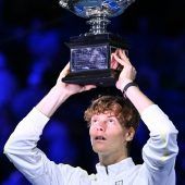 Sinner verteidigt Titel und tröstet Zverev