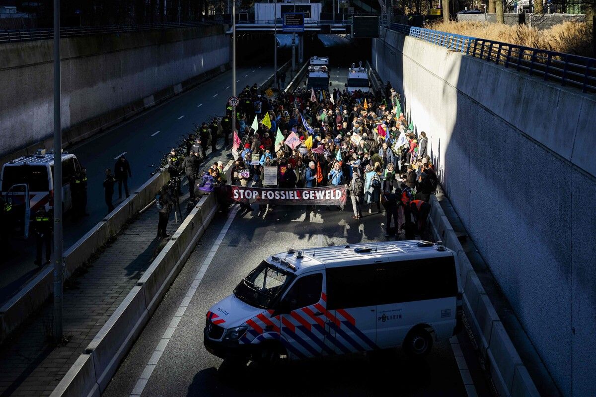 Die Aktivisten blockierten stundenlang eine Autobahn in Den Haag.⇒afp