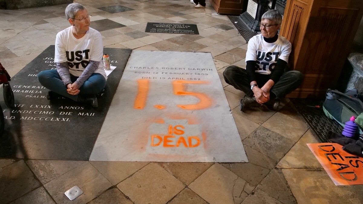 Die Aktivistinnen schrieben in orange Farbe „1,5 ist tot“ auf die Oberfläche des weißen Marmorgrabsteins.⇒AFp