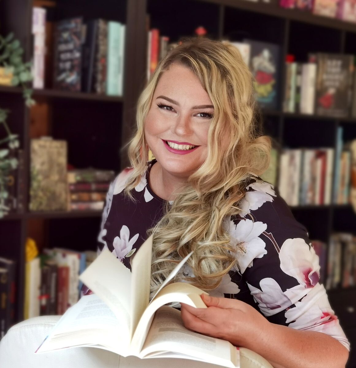 Die Autorin Sabine Schoder in ihrer Hausbibliothek.⇒Schoder (4)
