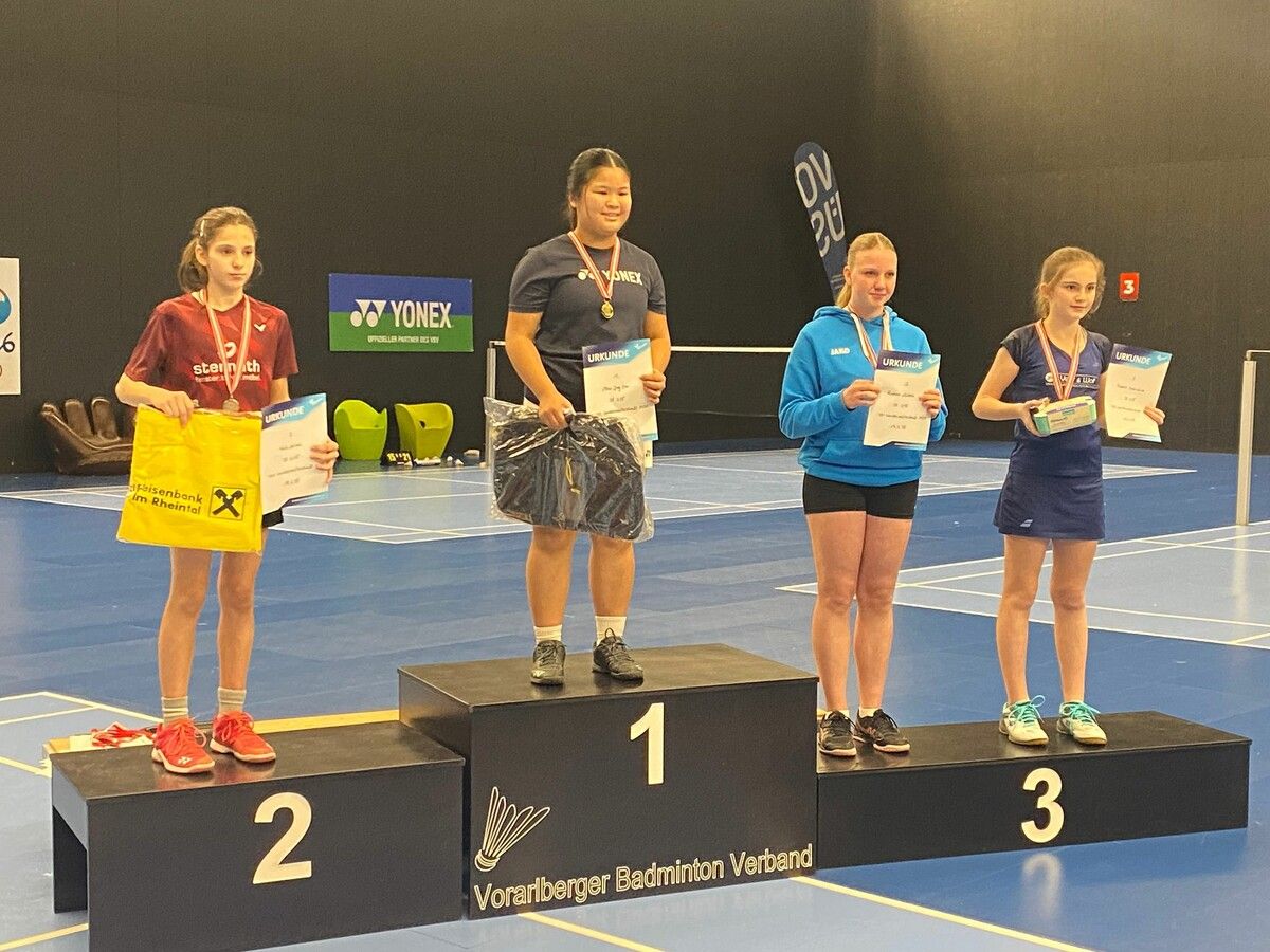 Die dreifache U15-Meisterin Jing You Chow und Einzel-Vizemeisterin Anika Kalb (l.).⇒VBV