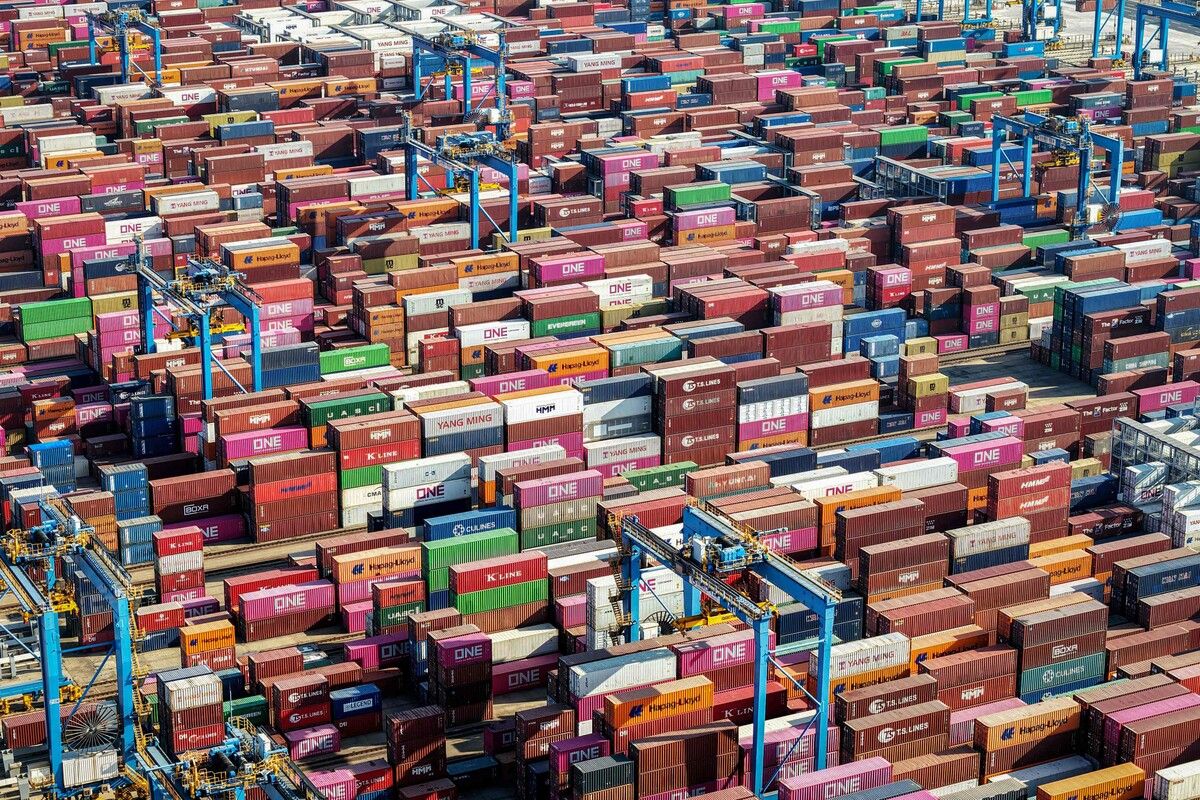 Die Exportwirtschaft muss mit Herausforderungen fertig werden. Doch es gibt  Märkte, die nicht schrumpfen, wie die aktuellen Außenhandelszahlen zeigen. ⇒AFP