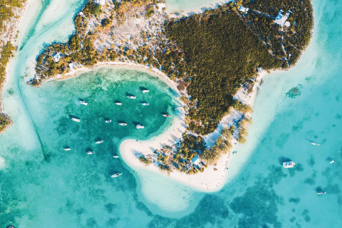 Die Exuma-Inseln sind Teil der Bahamas und bieten Strände und Wasser wie aus dem Bilderbuch. Shutterstock