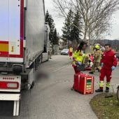 Radfahrer unter Lkw eingeklemmt
