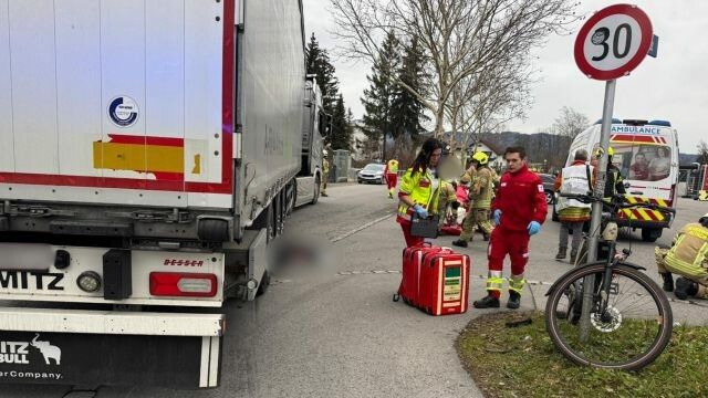 Die Feuerwehr konnte die verletzte Person rasch bergen.⇒vol.at/strobl