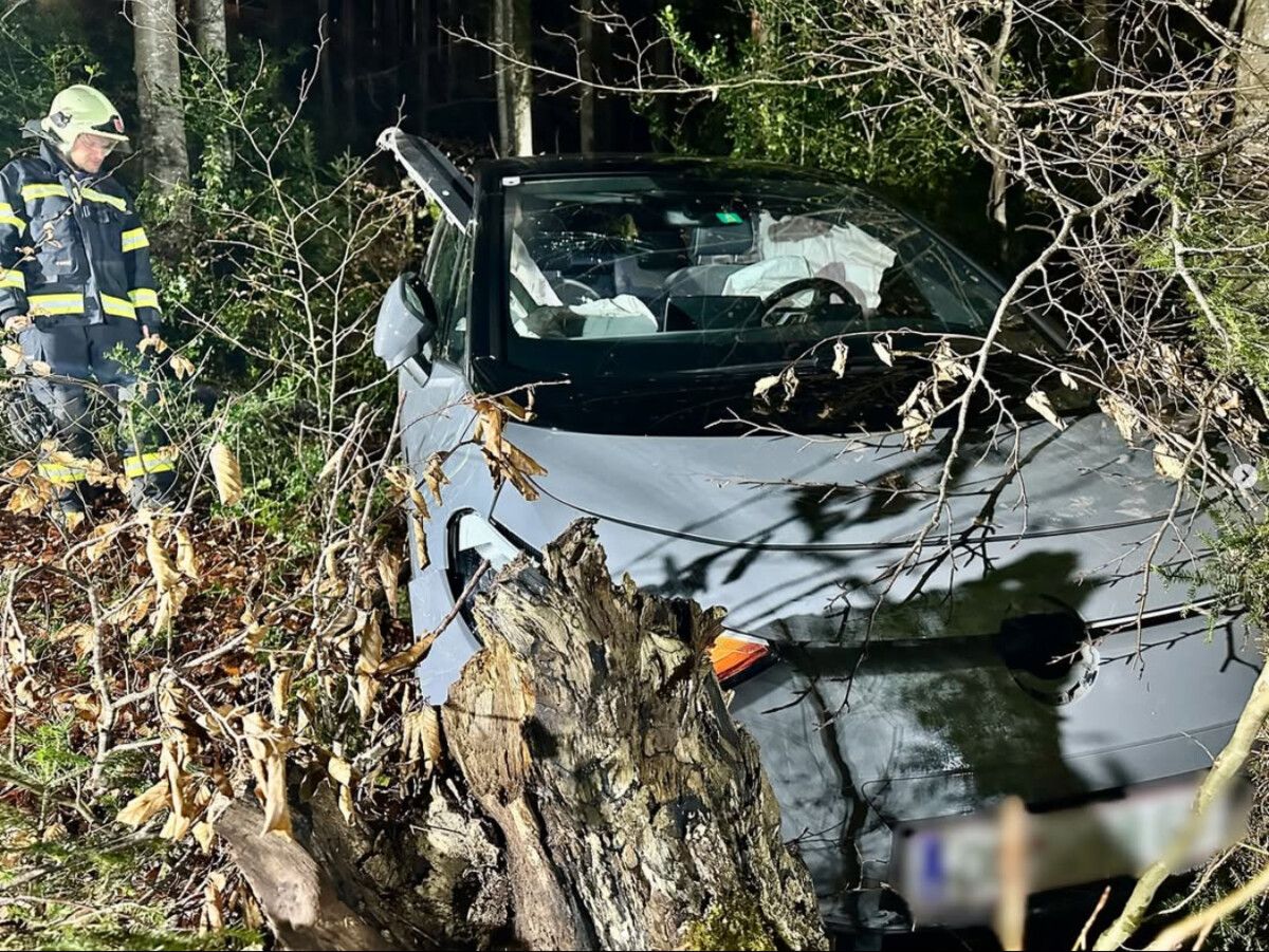 Die Feuerwehr musste das Unfallauto aus dem Waldstück bergen. Immerhin blieben die Passagiere unverletzt.⇒Ortsfeuerwehr Röthis