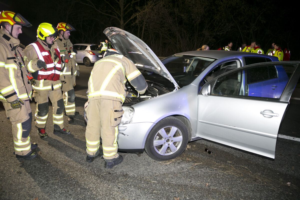 Die Feuerwehr sicherte den Unfallort und entfernte das Unfallfahrzeug von der Fahrspur.⇒Mathis
