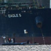 Verdächtiger Tanker bleibt im Hafen