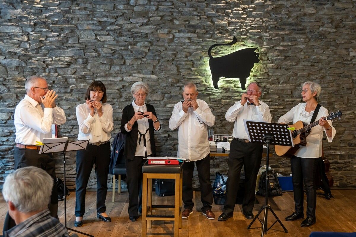 Die Gruppe „Glissando“ unterhielt die Gäste im Café Schatz mit ihrer Mundharmonika-Musik.⇒Glissando