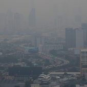 Mit Trockeneis gegen starken Smog in Bangkok