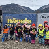 Kinder setzen Spatenstich