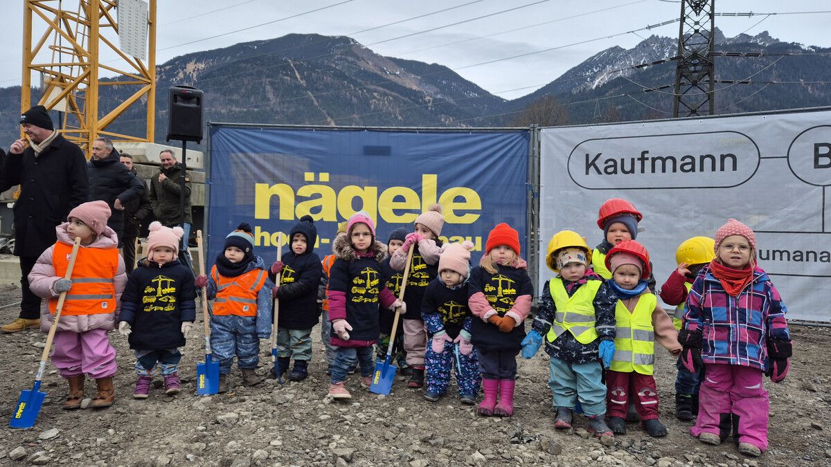 Die Kinder der Kleinkindbetreuung nahmen am Spatenstich ihres neuen Kinderhauses höchstpersönlich teil. ⇒VN/JUN