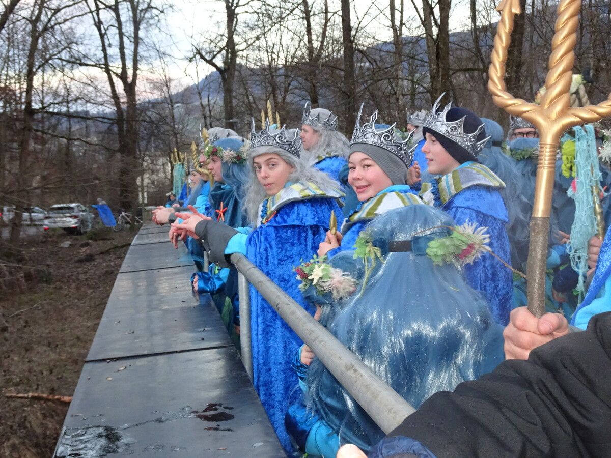 Die Mäschgerle feuerten Wassermann Wolfgang Pastor bei der Bergung an. ⇒cth (4)