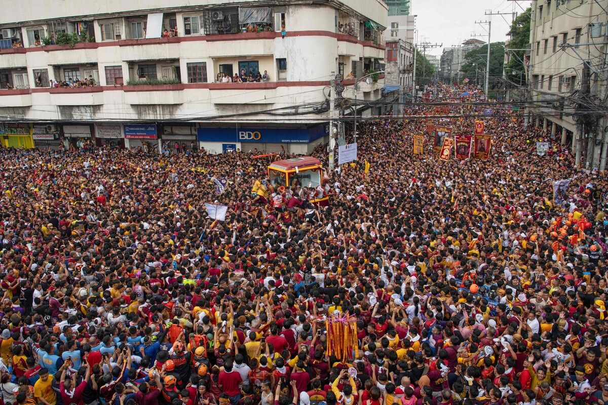 Die Menschenmenge zog größtenteils barfuß durch Manila.⇒AFP