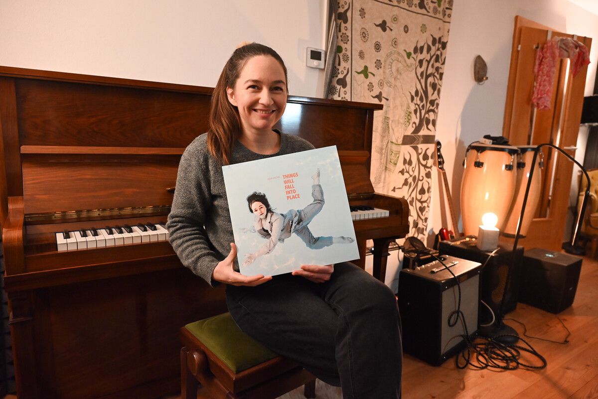 Die Musikerin Julia Zischg hält ihr brandneues Album in den Händen. ⇒BVS