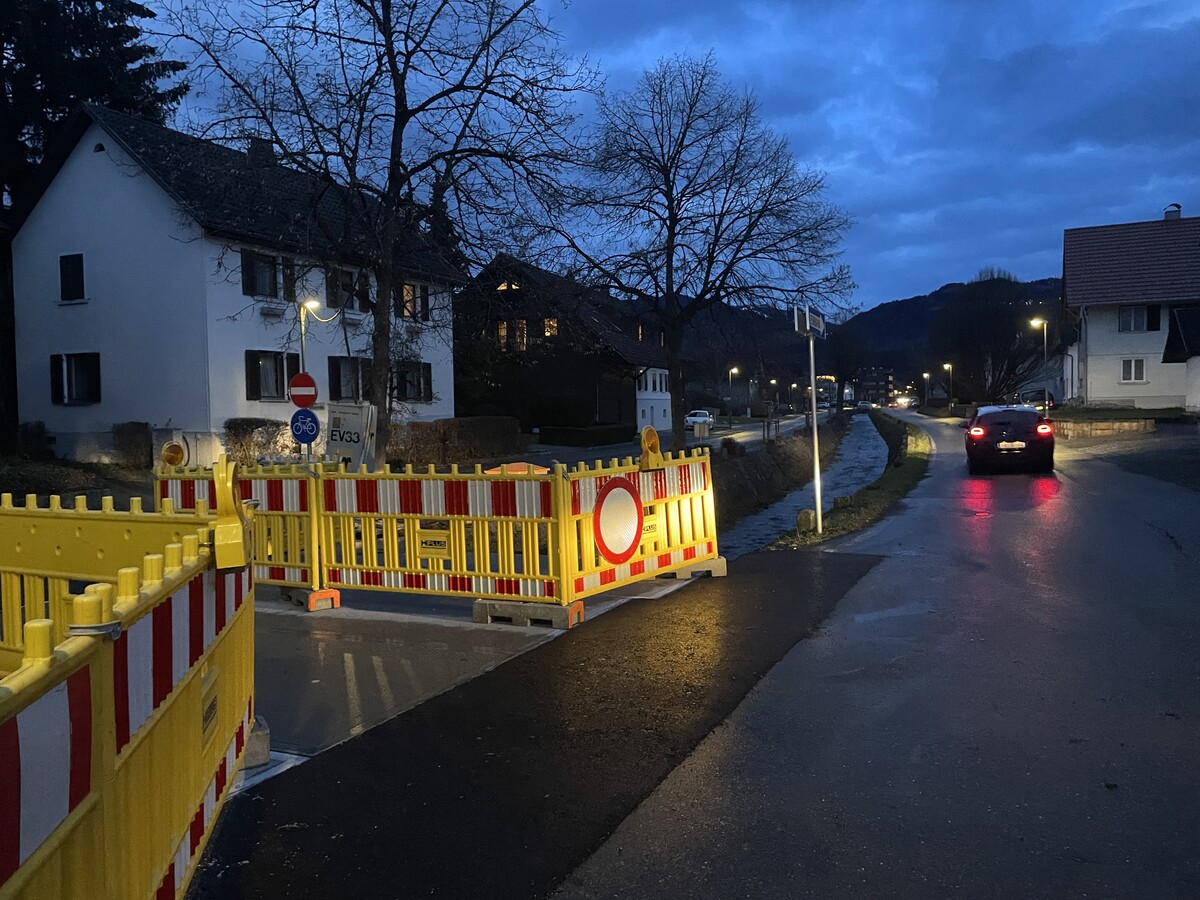 Die Naflabrücke bleibt wegen Bauarbeiten und winterlicher Verzögerungen bis Mitte Jänner 2025 gesperrt. Umleitungen sind ausgeschildert.⇒vn/hartmann