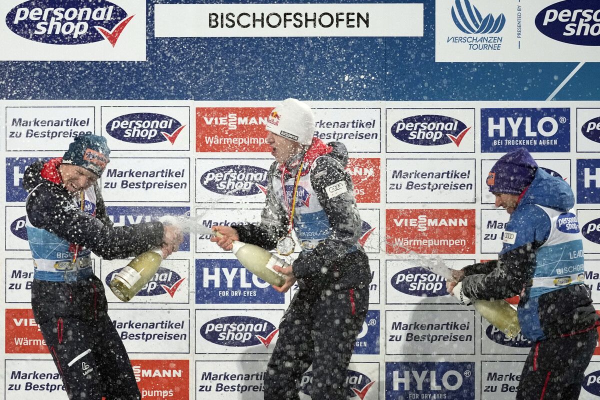 Die ÖSV-Adler Hörl, Tschofenig und Kraft (v. l.) bei der Sektdusche nach ihrem triumphalen Erfolg bei der Vierschanzentournee.⇒GEPA