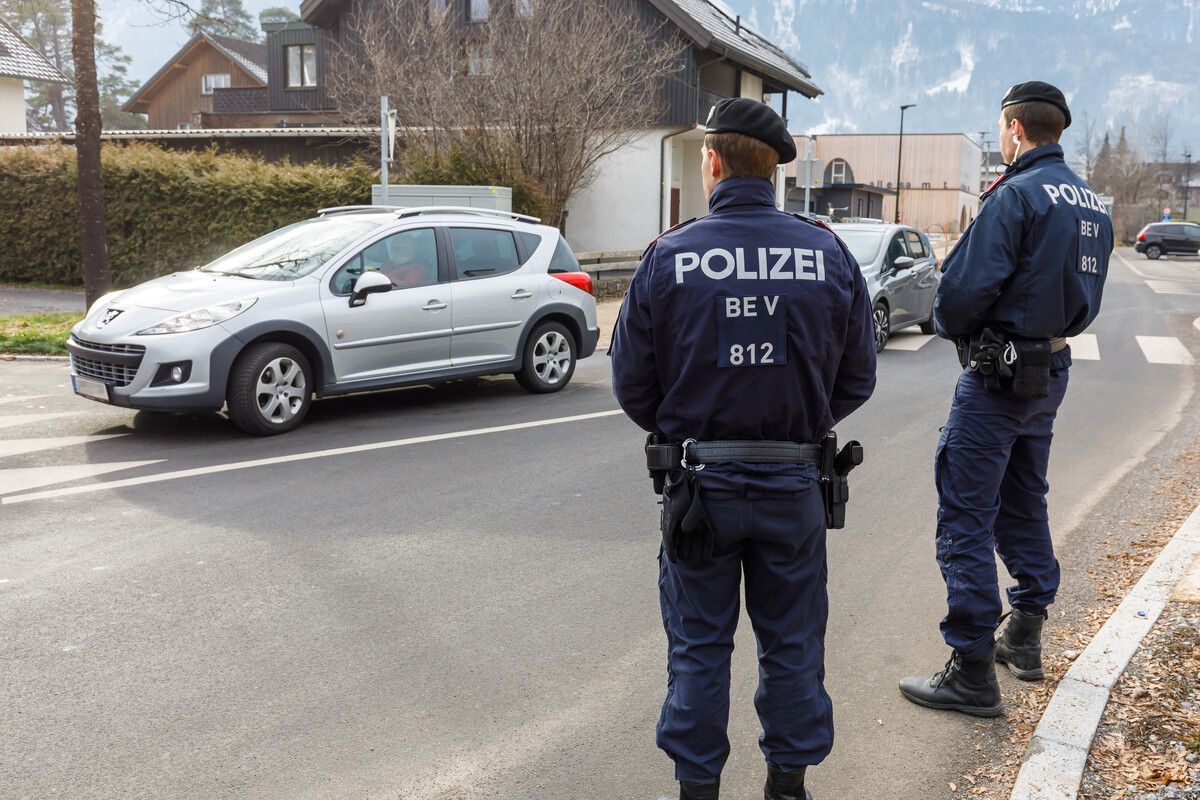 Die Polizei bei der Fahndung. ⇒HOFMEISTER“