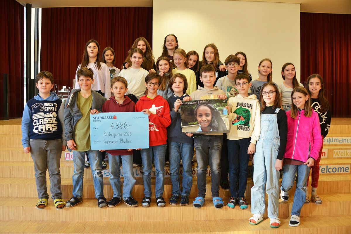 Die Schülerinnen und Schüler sind stolz auf ihren gesammelten Spendenbeitrag. ⇒BG Bludenz