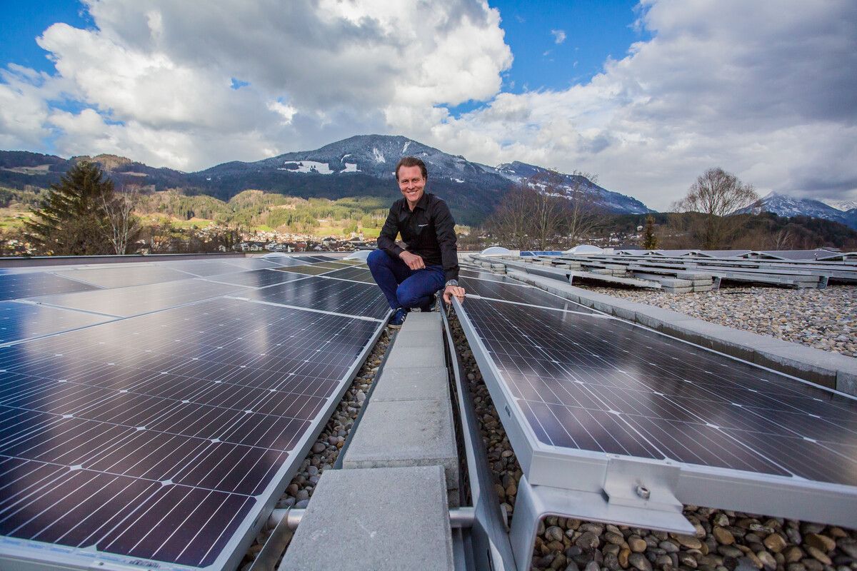 Die Solarpaneele sind mit der Unterkonstruktion von Aerocompact auch bei Unwettern und Stürmen so verankert, dass sie auf dem Dach bleiben.⇒ VN/Steurer