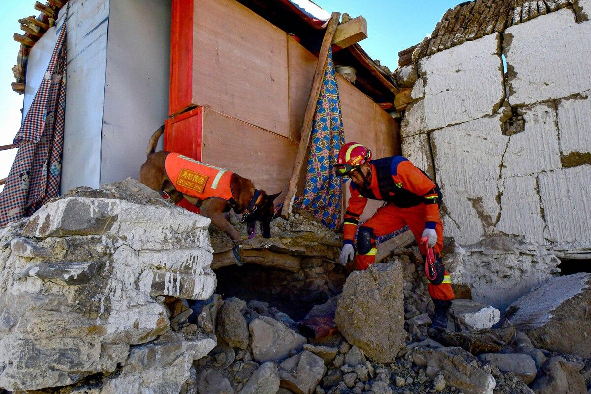 Die Suche nach Überlebenden unter den Trümmern läuft auf Hochtouren.⇒AFP