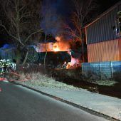 Bootswerft in Flammen