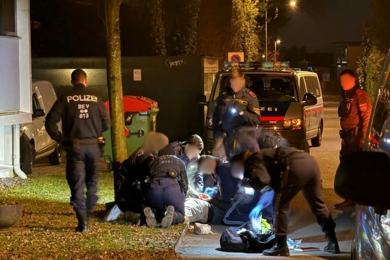 Die Verletzten wurden vor der Beratungsstelle erstversorgt. ⇒Vlach