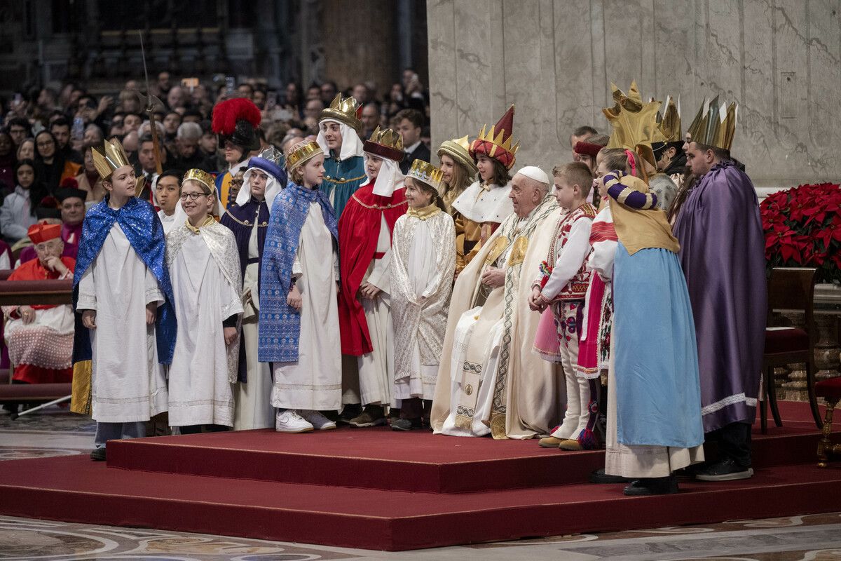 Die Vorarlberger feierten gemeinsam mit Sternsingern aus anderen Ländern mit Papst Franziskus die Neujahrsmesse im Petersdom. ⇒Antoine Mekary/Kindermissionswerk