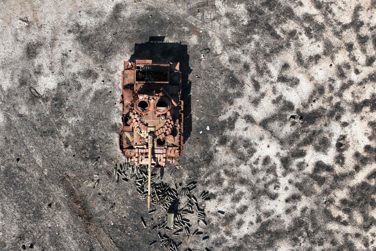 Diese Luftaufnahme zeigt einen Panzer des Assad-Regimes in Tal Ash Shahm in Syrien nahe der Grenze zu den von Israel besetzten Golanhöhen. AFP
