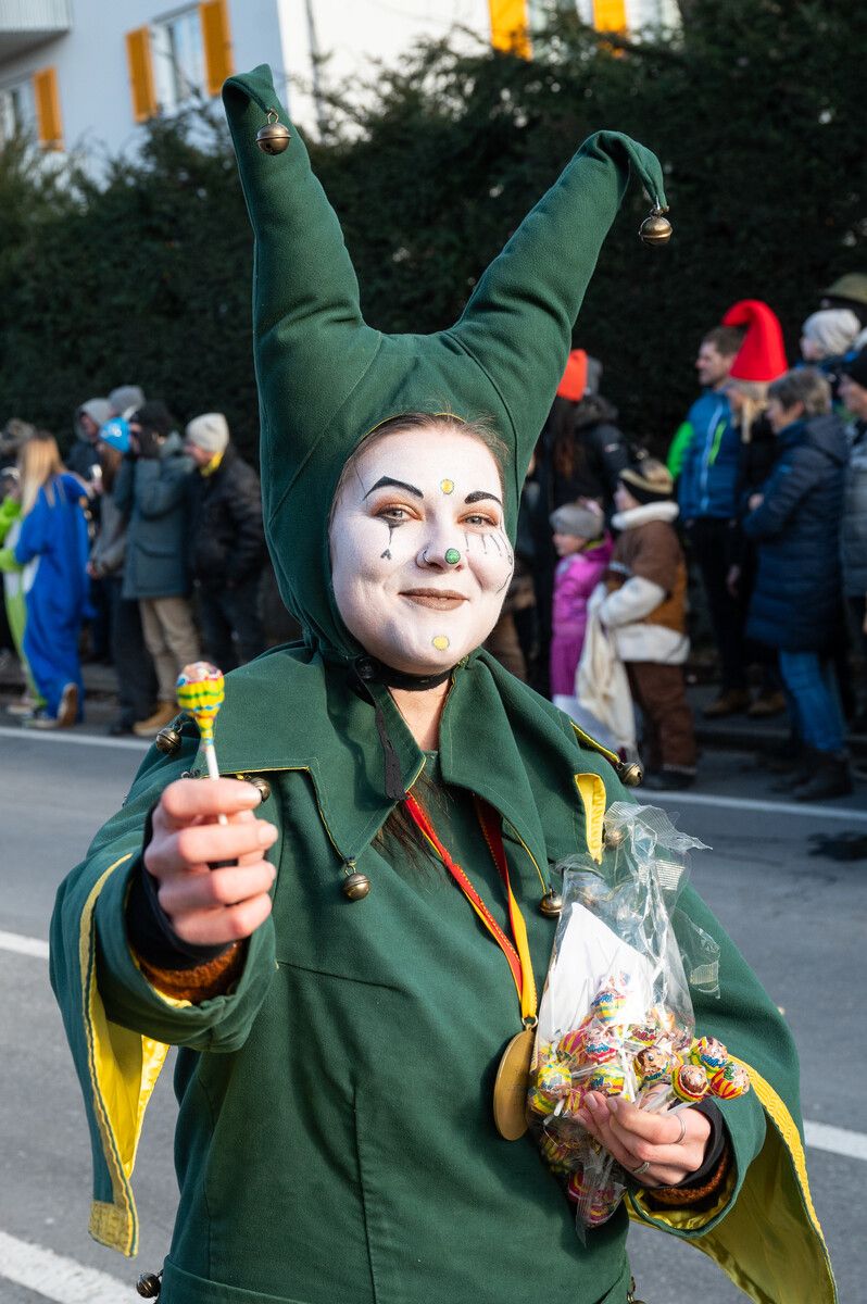 Dieser Harlekin brachte die Zuschauer mit bunten Lutschern zum Strahlen.