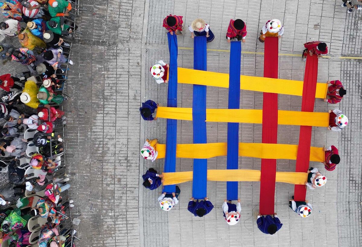 Ecuadorianer nehmen an einer Parade während des Karnevals der „Schwarzen und Weißen“ in Pasto, Kolumbien, teil. AFP