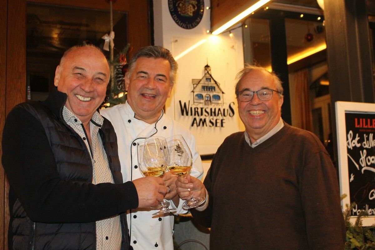 Ein Bild sagt mehr als tausend Worte: Gastgeber Martin Berthold und seine Freunde Gilbert Wohlwend (l.) und Walter Pfanner feierten bestens gelaunt Bauernsilvester. ⇒STP
