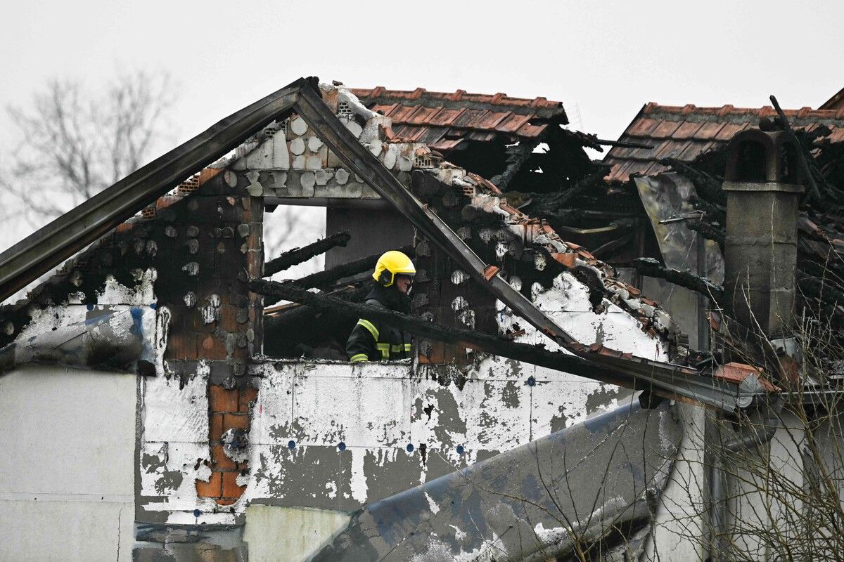 Ein Feuerwehrmann inspiziert die Ruine, in der acht Menschen starben.⇒afp
