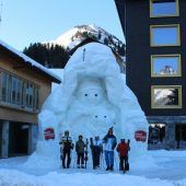 Warth hat ein bäriges neues Eiskunstwerk