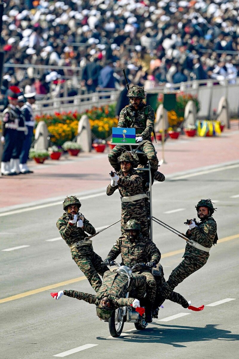 Ein Stunt-Team der indischen Armee tritt während einer Parade zum 76. Jahrestag der Republik in Neu-Delhi auf. AFP