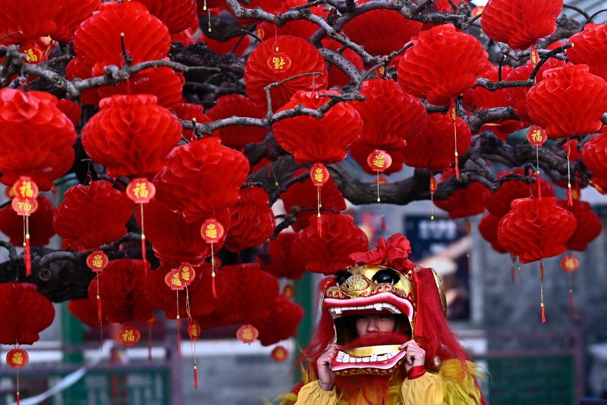 Ein Tänzer begrüßt mit einer Vorführung auf dem Tempelmarkt im Ditan-Park in Peking das Jahr der Schlange. AFP