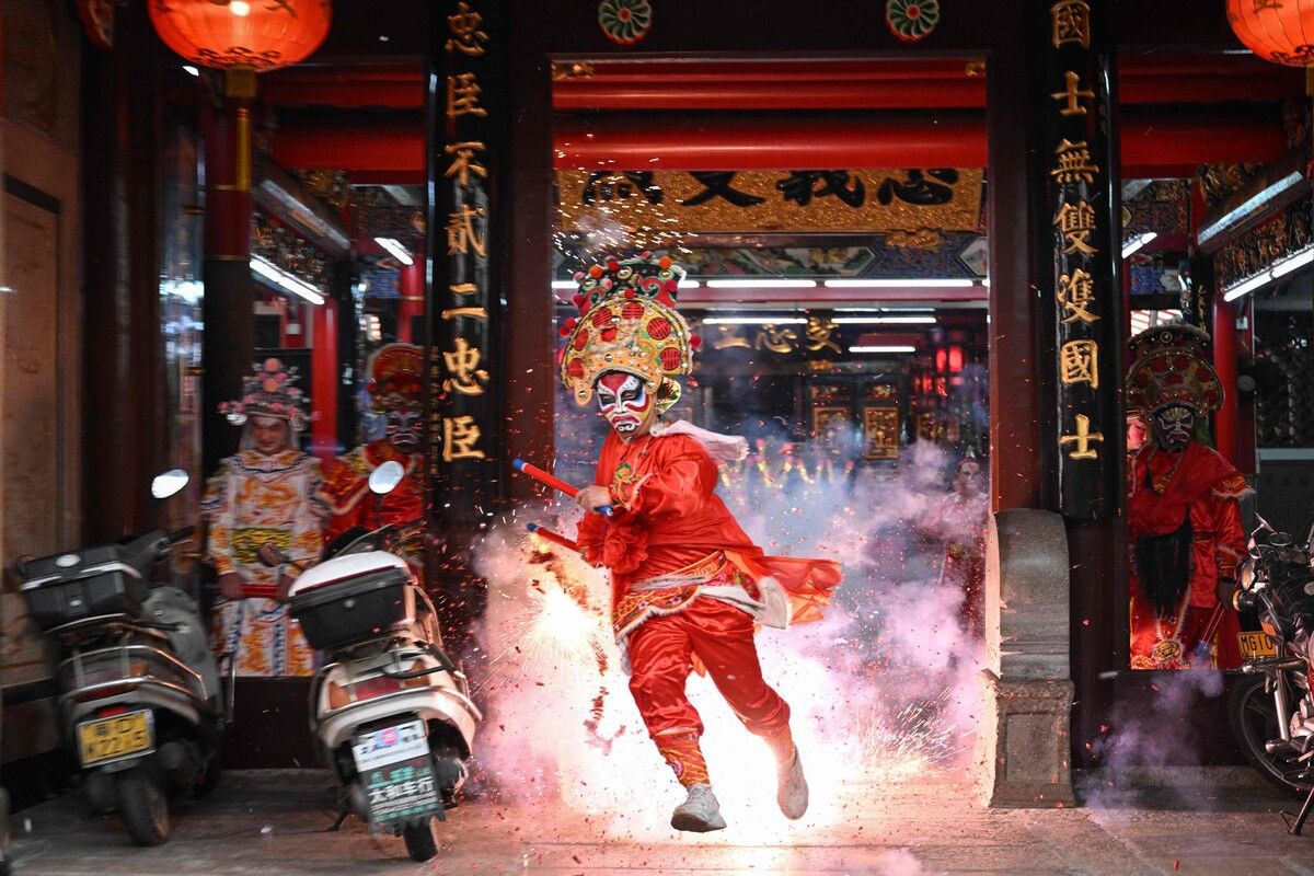 Ein Yingge-Tänzer mit einem Handfeuerwerk während einer Aufführung in Shantou in der südchinesischen Provinz Guangdong. AFP
