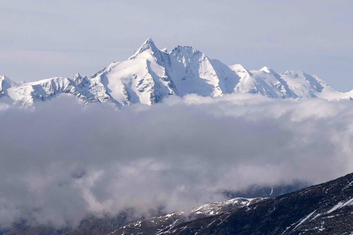 Eine 33-jährige Bergsteigerin ist bei einer anspruchsvollen Hochtour auf den Großglockner in der Nähe des Gipfels tragisch ums Leben gekommen.⇒apa/afp