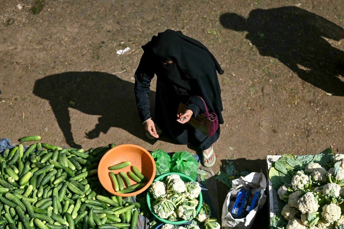 Eine Frau kauft Gurken und Karfiol auf einem Markt in Bengaluru, Indien. AFP