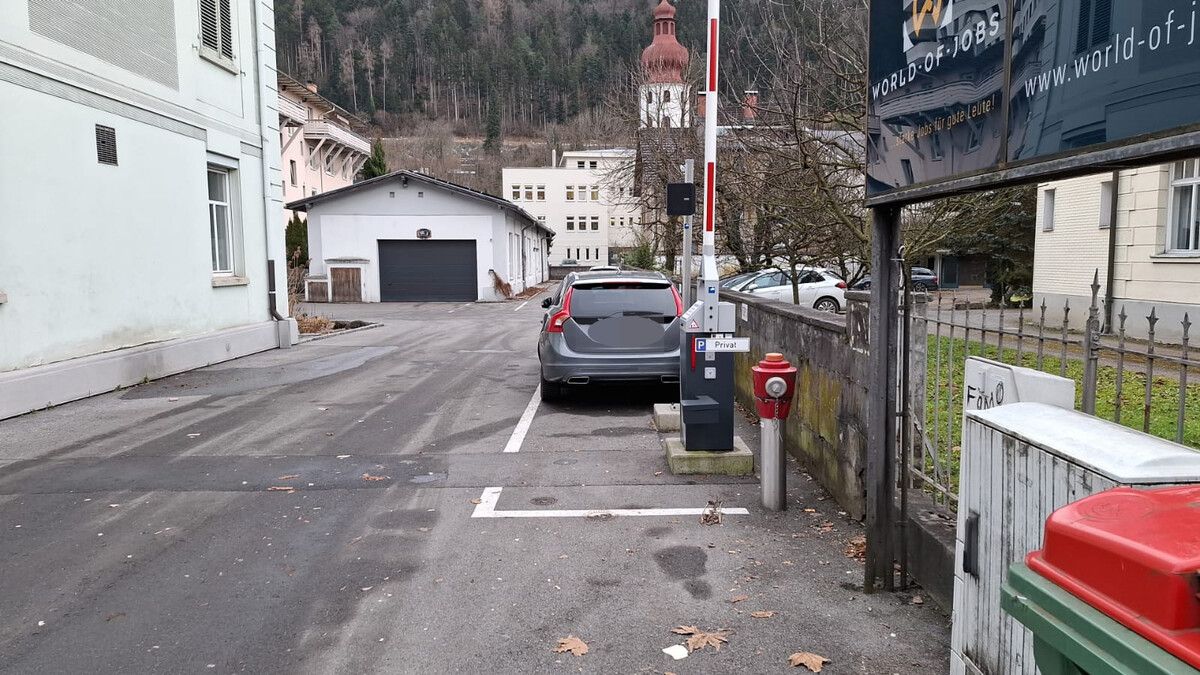 Eine offene Schranke und ein kleines daran angebrachtes Schild „Privatparkplatz“. Wer denkt hier an eine Privatstraße? ⇒RA Breuss