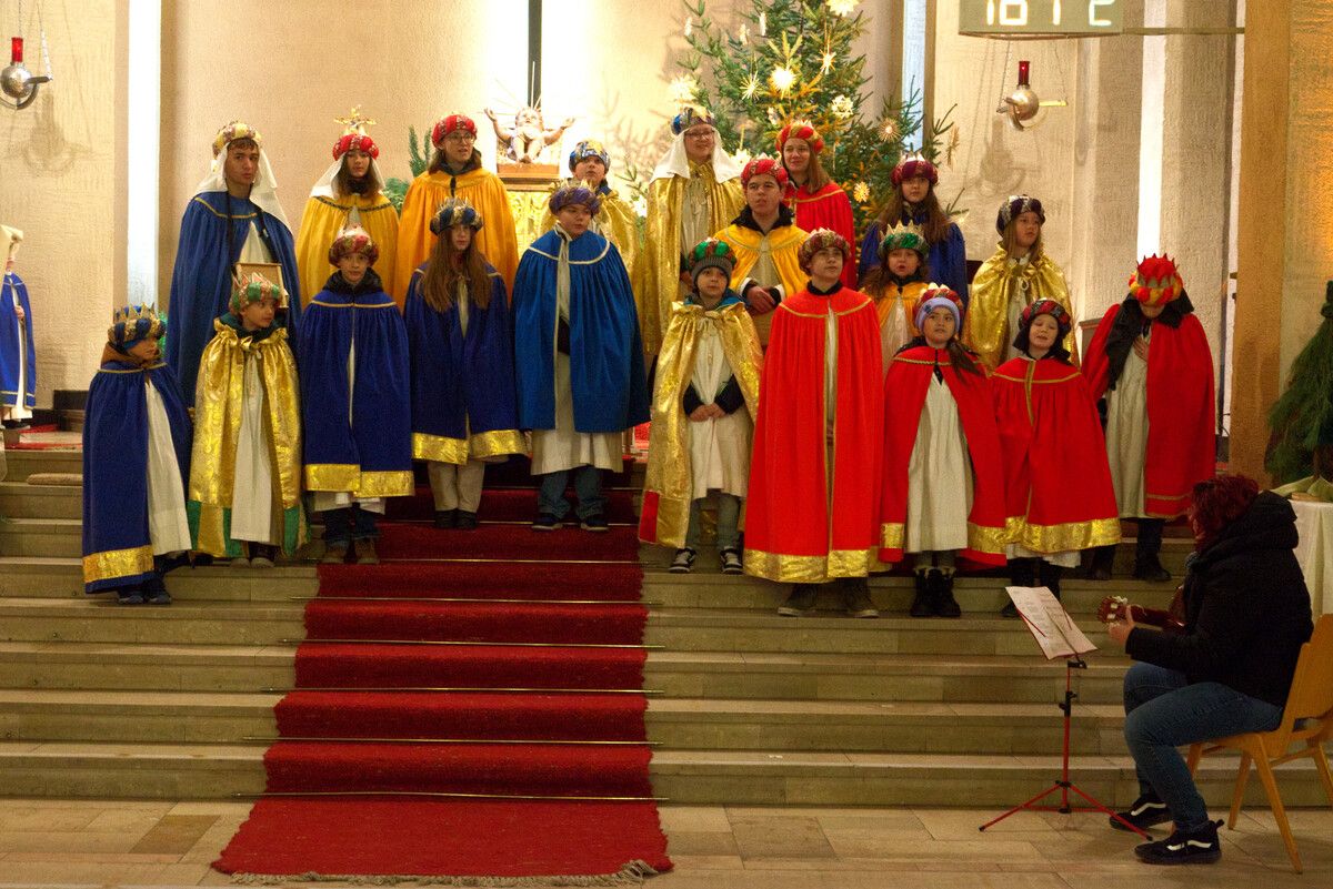 Engagierte Mädchen und Buben gestalteten den Gottesdienst als Sternsinger mit.⇒SCO (3)